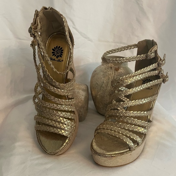 NWOT Woman’s 8.5 Yellow Box wedge $24 - Picture 3 of 7